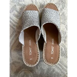 TOMS LADIES PLATFORM WEDGE SLIP ON SHOES WITH AMINAL PRINT (9)  WORN ONCE INDOOR